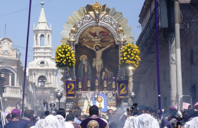 Procesión del Señor de los Milagros por aniversario de la hermandad