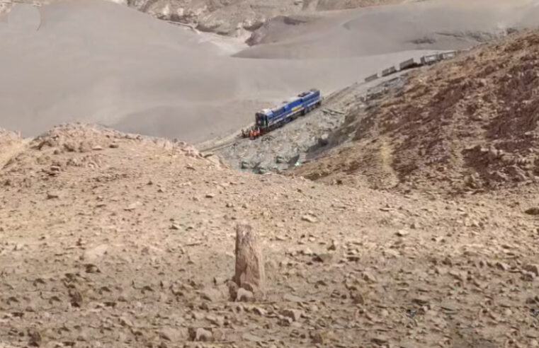 Tren con carga mineral se descarrila y cae a quebrada en La Joya