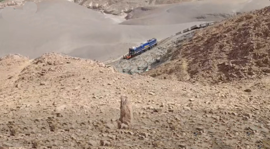 Tren con carga mineral se descarrila y cae a quebrada en La Joya