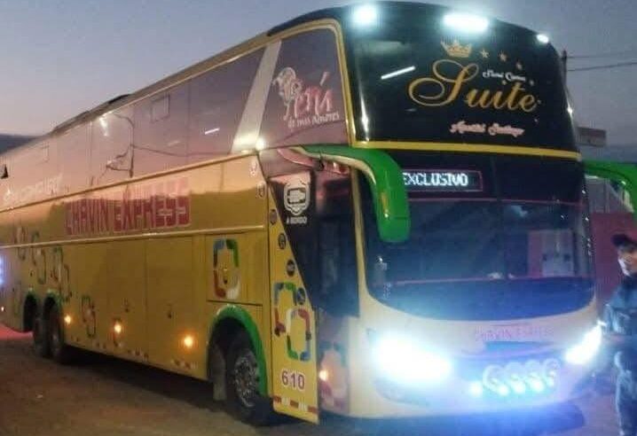 Pasajero muere dentro de bus varado por derrumbe en Ático