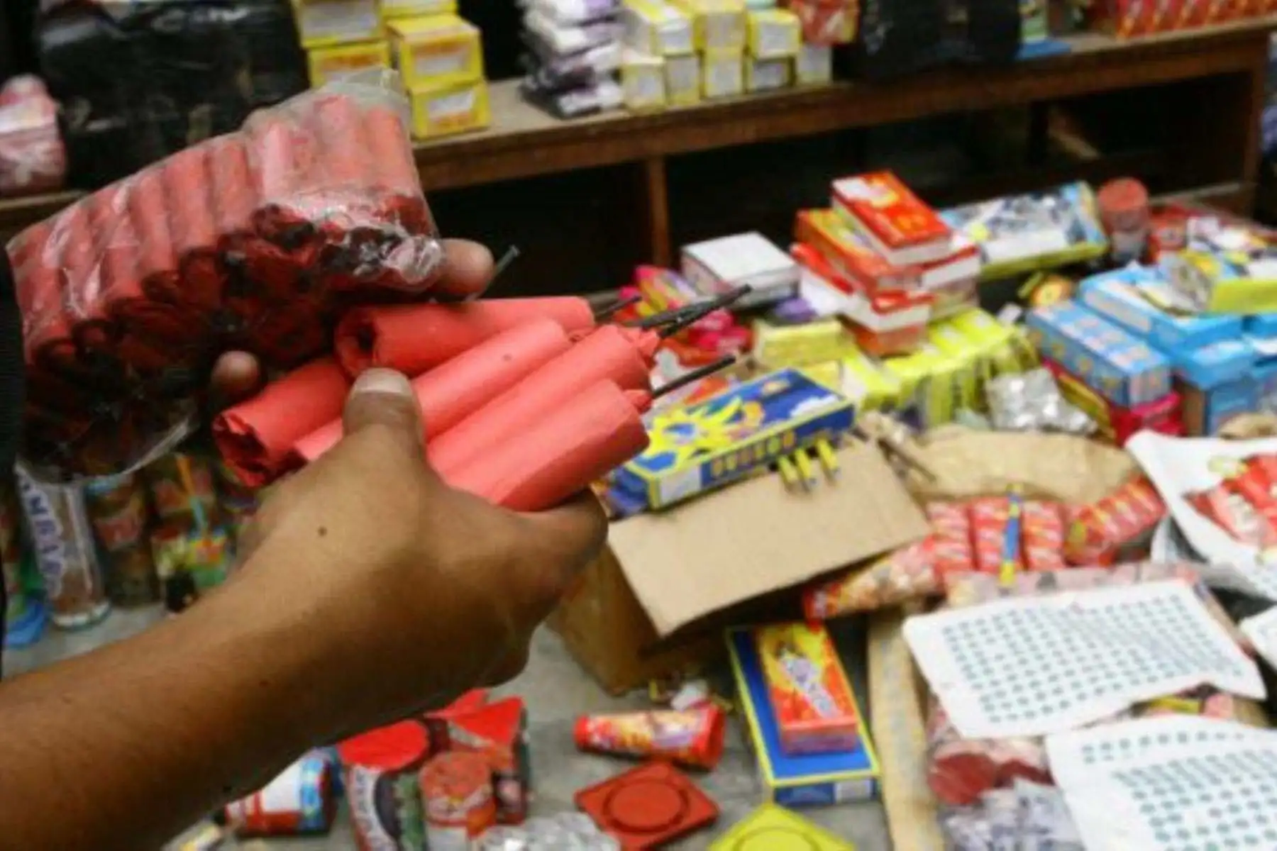 Venta informal de pirotécnicos pone en riesgo la seguridad durante las celebraciones