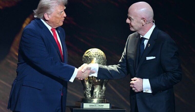 Fifa generó polémica al premiar al presidente de Estados Unidos