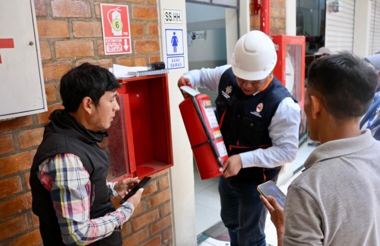 Hallan extintores vencidos y pasadizos obstruidos en centros comerciales 