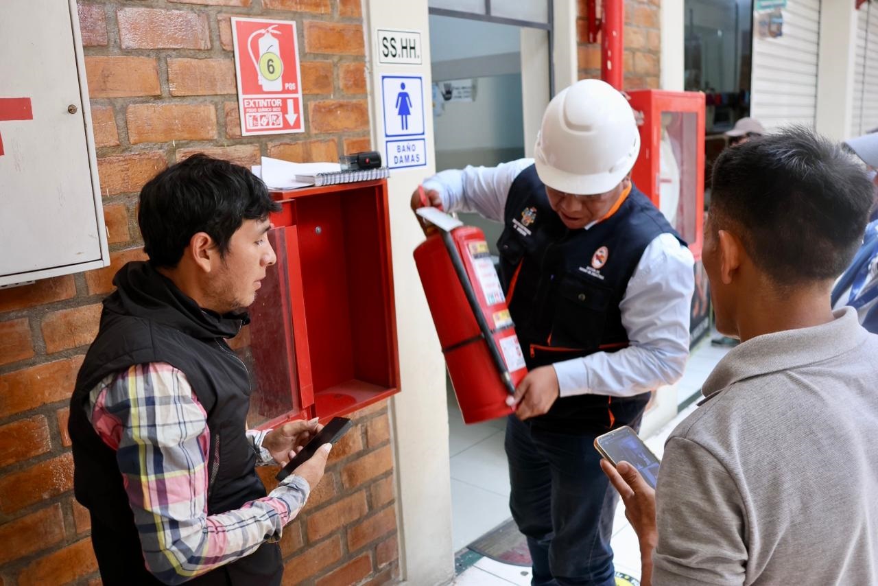 Hallan extintores vencidos y pasadizos obstruidos en centros comerciales 