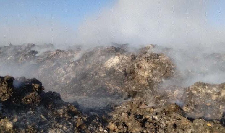 Incendio afecta más de 11,000 metros cuadrados en relleno sanitario