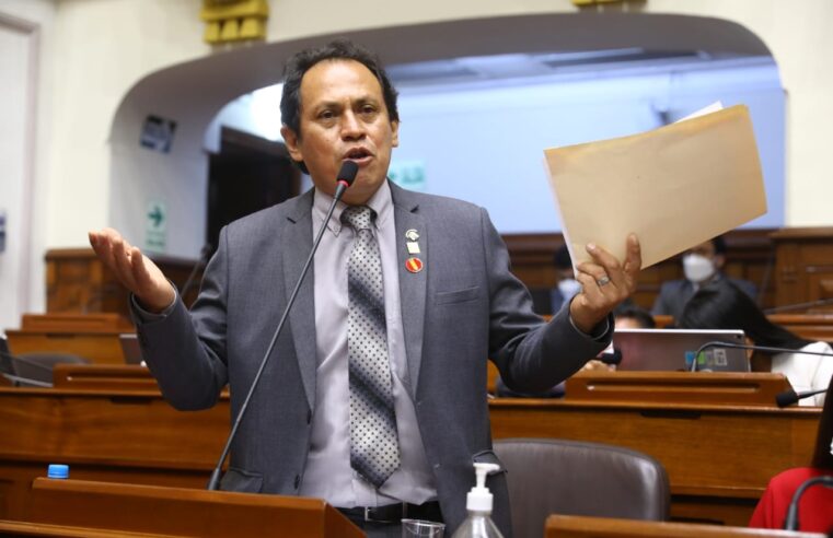 Denuncian a 20 exministros por no asignar 6 % del PBI al presupuesto educativo