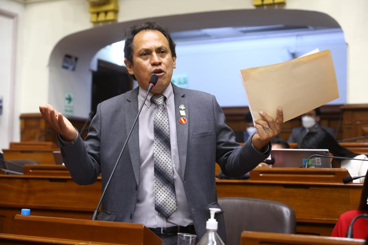 Denuncian a 20 exministros por no asignar 6 % del PBI al presupuesto educativo