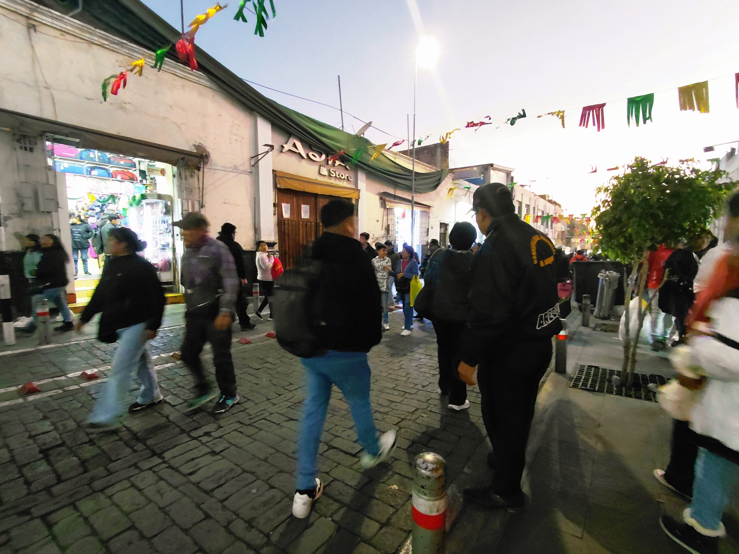 “Si un comerciante vende sus productos fuera de su local, se convierte en ambulante y debe ser sancionado”