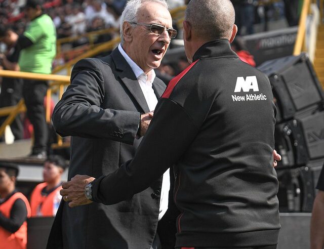 Jorge Fossati empieza a cobrarle a la «U» tras su despido