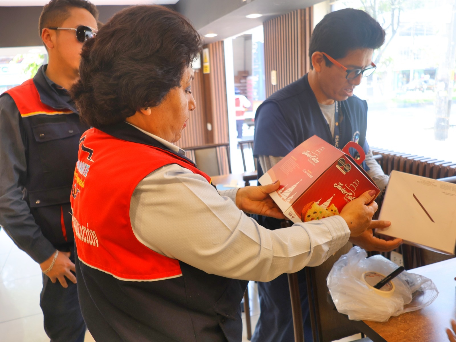 Decomisan panetones sin registro sanitario en operativo del Plan Navidad Seguro