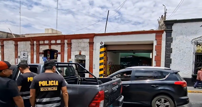 Hallan vehículo reportado como robado en playa de estacionamiento del Cercado