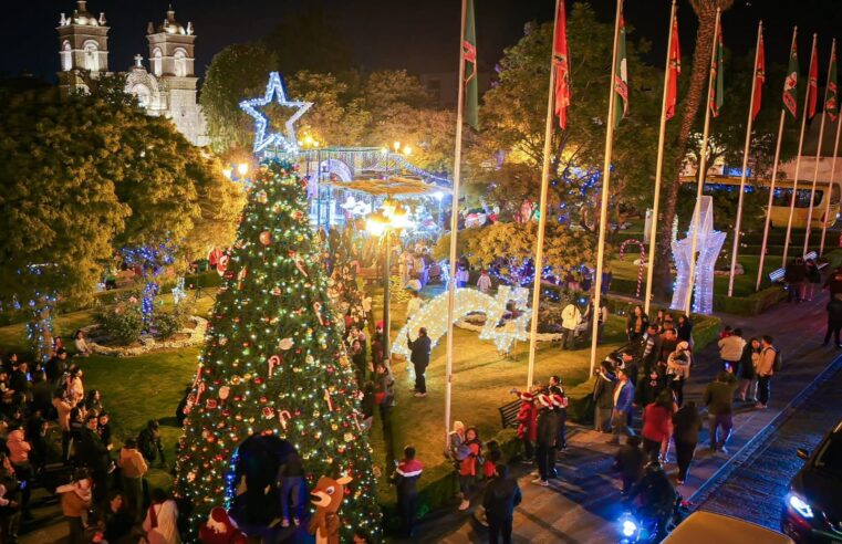 Iluminan la Navidad con árboles en la Plaza de Armas