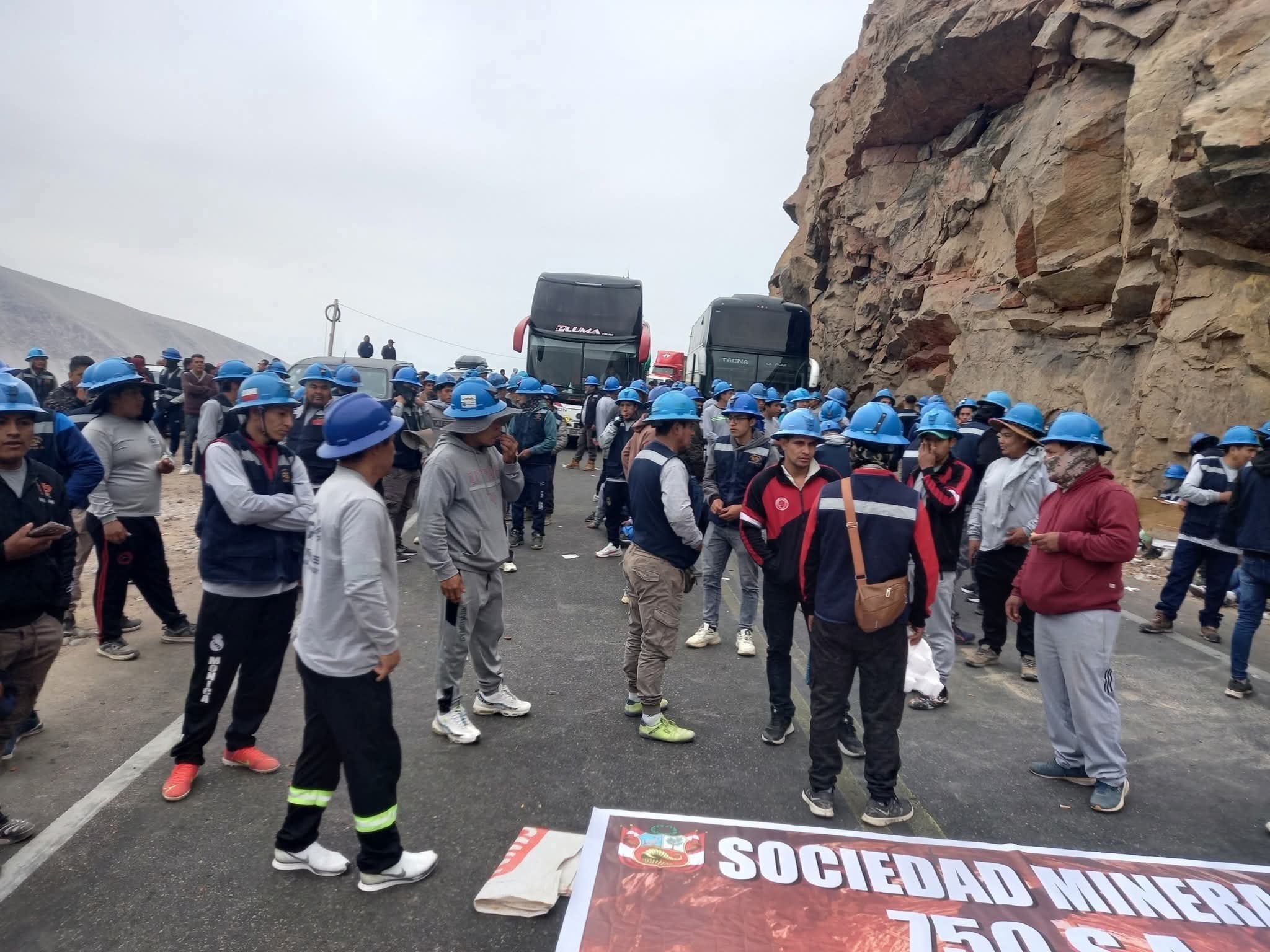 Viajantes exigen a la PNP y a la Fiscalía liberar la Panamericana Sur