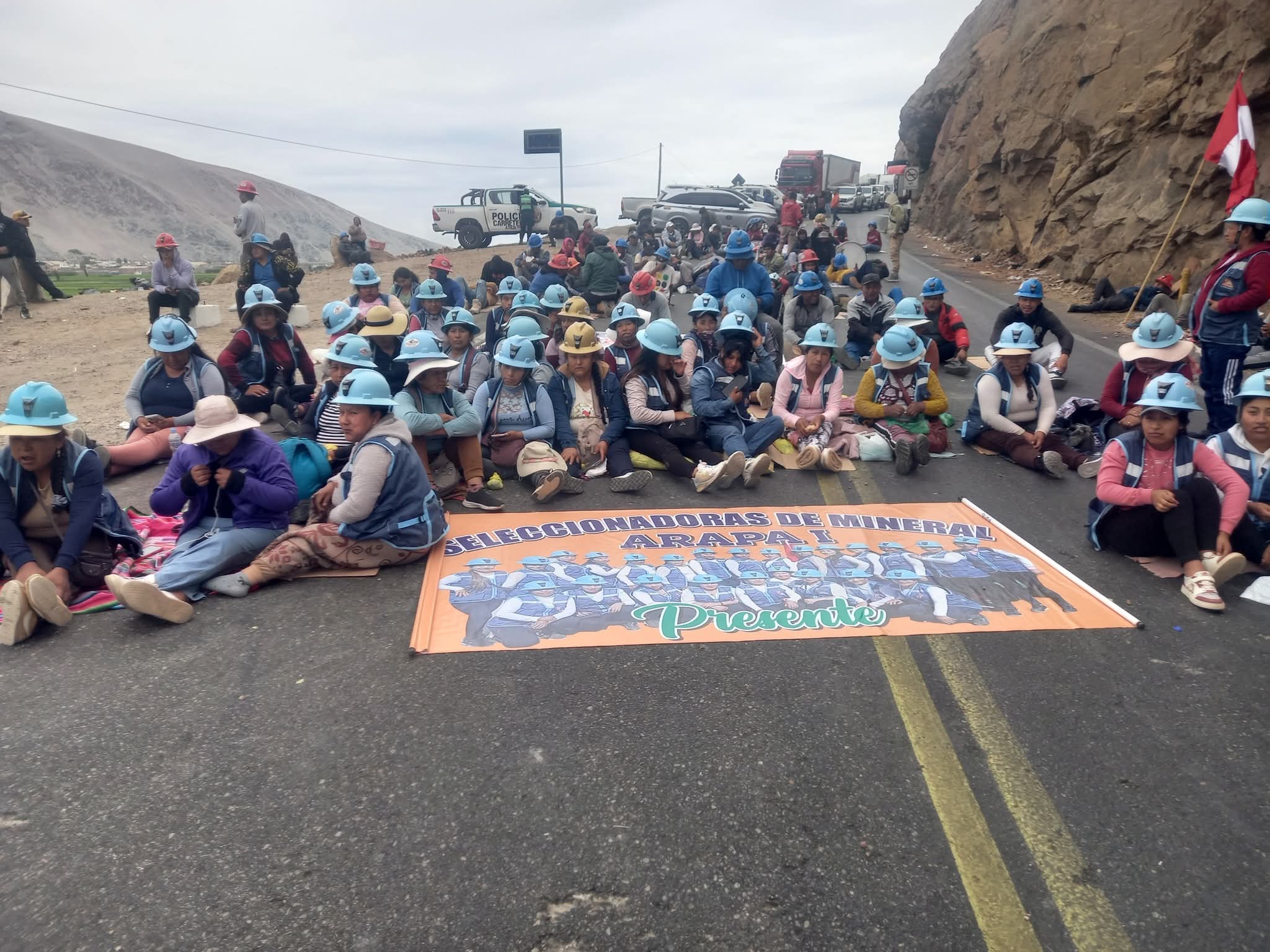 Mineros artesanales mantienen bloqueo de Panamericana Sur por tercer día consecutivo