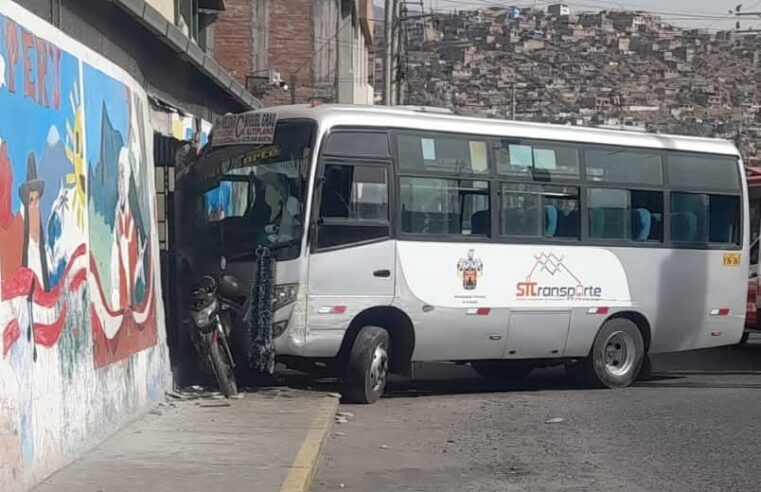 Motociclista muere tras choque con bus en Mariano Melgar
