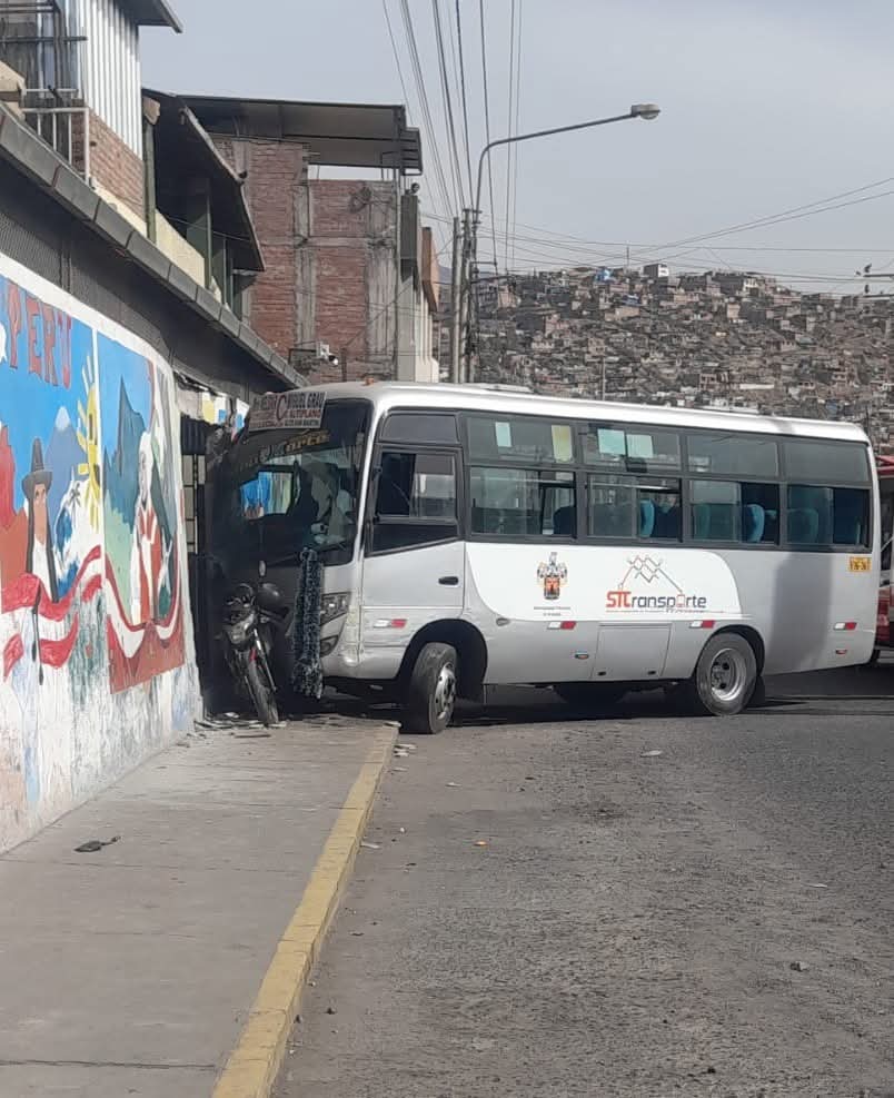 Motociclista muere tras choque con bus en Mariano Melgar