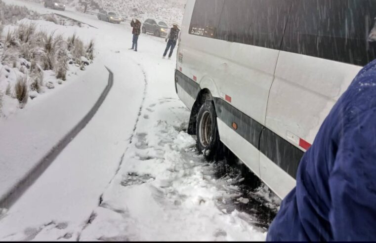 Nevada bloquea la vía Arequipa–Juliaca y deja decenas de vehículos varados