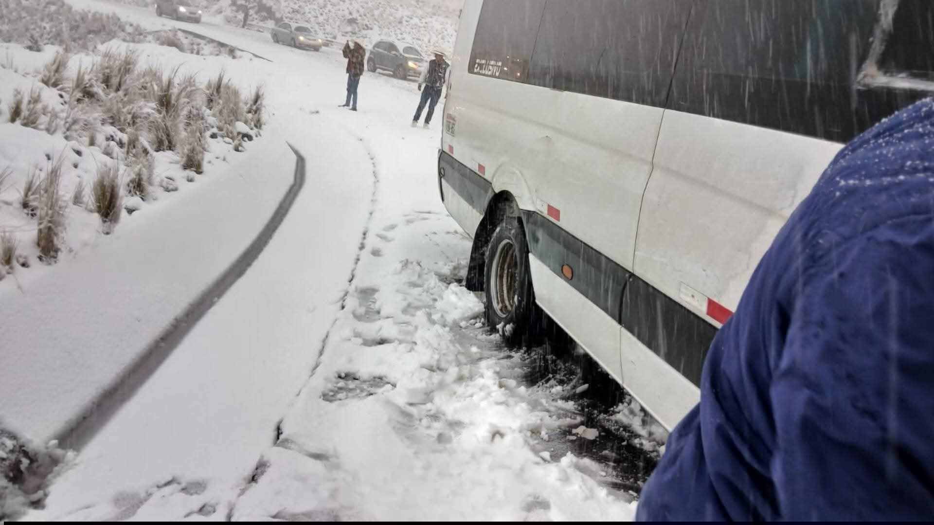 Nevada bloquea la vía Arequipa–Juliaca y deja decenas de vehículos varados