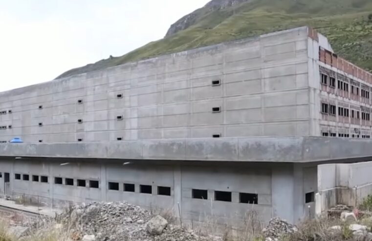 A HOSPITAL INCONCLUSO DE HUANCAVELICA QUE NO FUNCIONA EL ESTADO APRUEBA COMPRA ANTICIPADA DE EQUIPOS EN CUESTIONADA LICITACIÓN