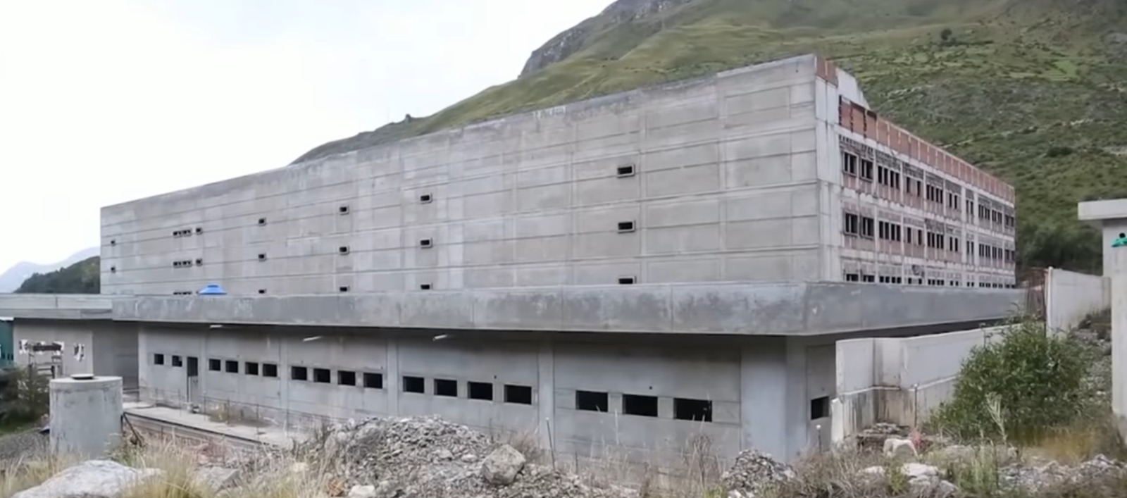 A HOSPITAL INCONCLUSO DE HUANCAVELICA QUE NO FUNCIONA EL ESTADO APRUEBA COMPRA ANTICIPADA DE EQUIPOS EN CUESTIONADA LICITACIÓN