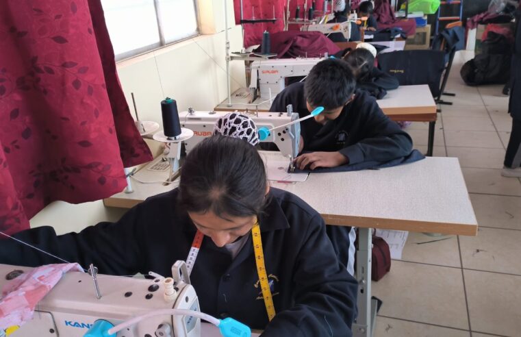 El taller de confección textil abriga el desarrollo personal y económico