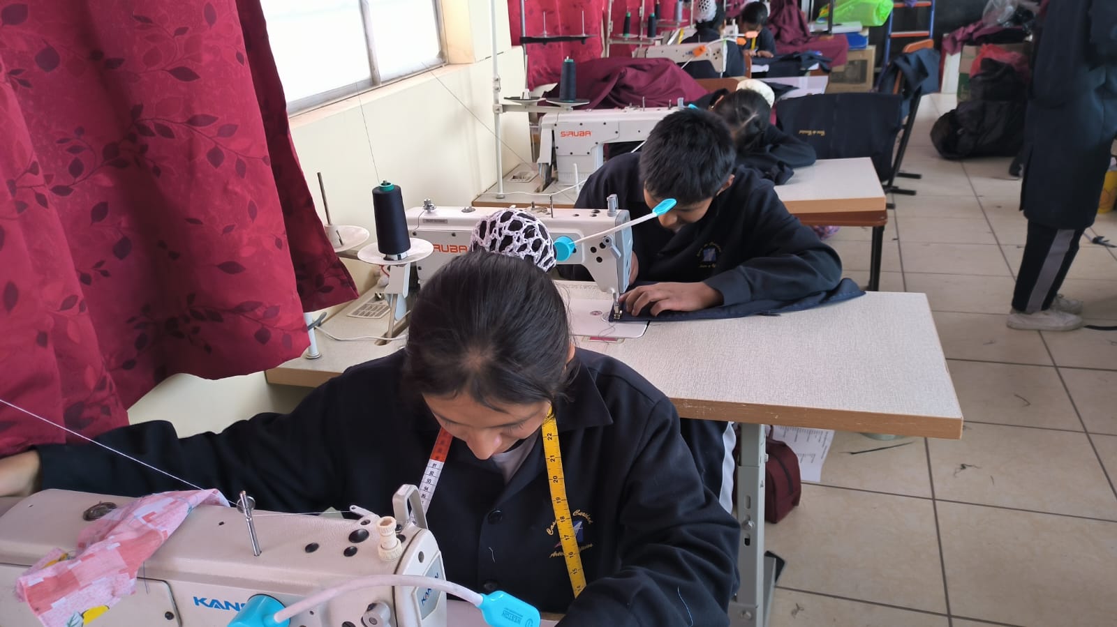 El taller de confección textil abriga el desarrollo personal y económico