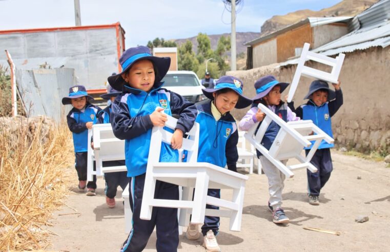 GRA entrega mobiliario escolar a la IEI de Ichupampa