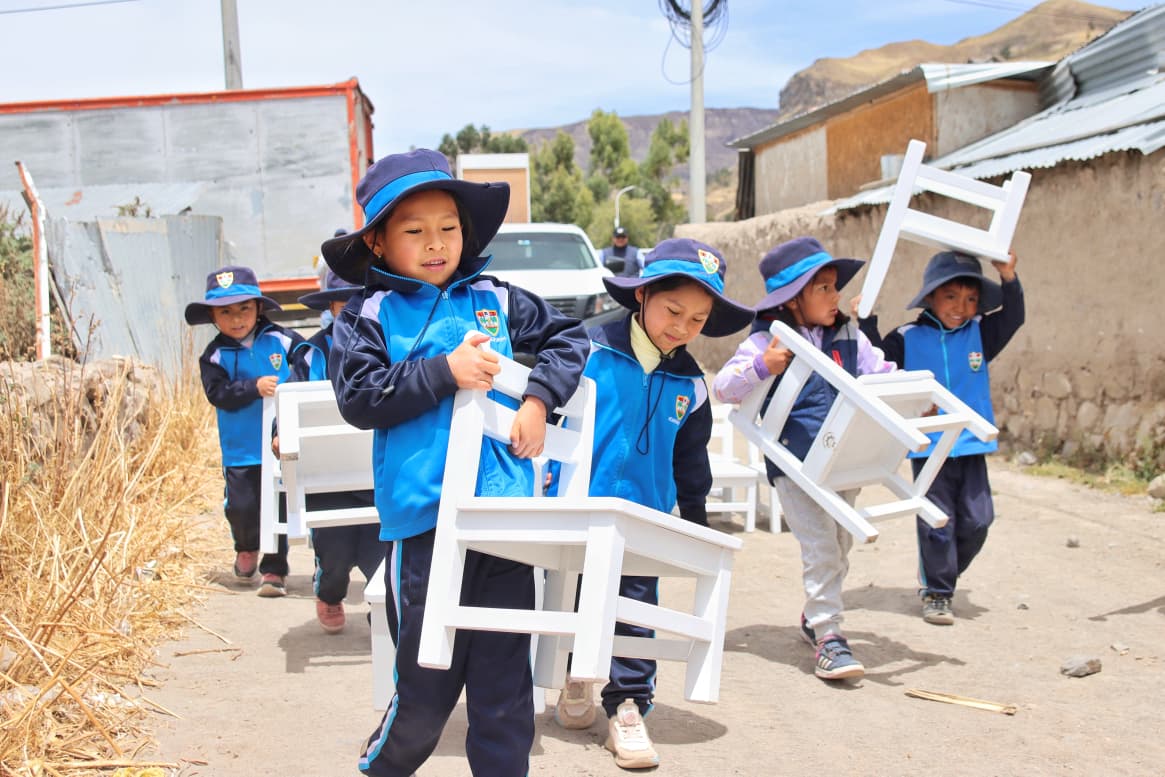 GRA entrega mobiliario escolar a la IEI de Ichupampa