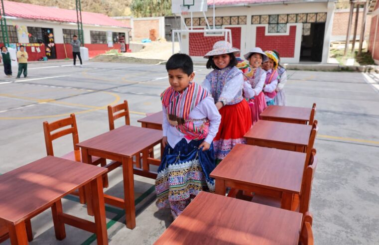 Entregan mobiliario mejora condiciones educativas en Madrigal, Caylloma