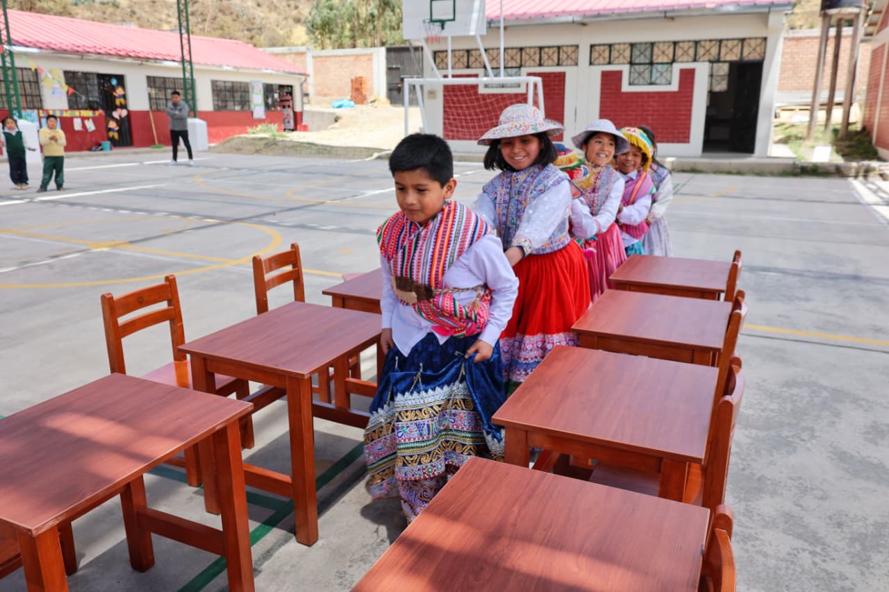 Entregan mobiliario mejora condiciones educativas en Madrigal, Caylloma