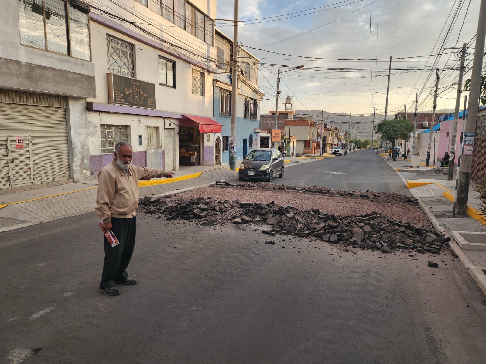 Rompen pista recién inaugurada para construir rompemuelle en Socabaya.