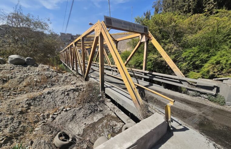 Vecinos alertan riesgo de colapso del puente de La Mansión.