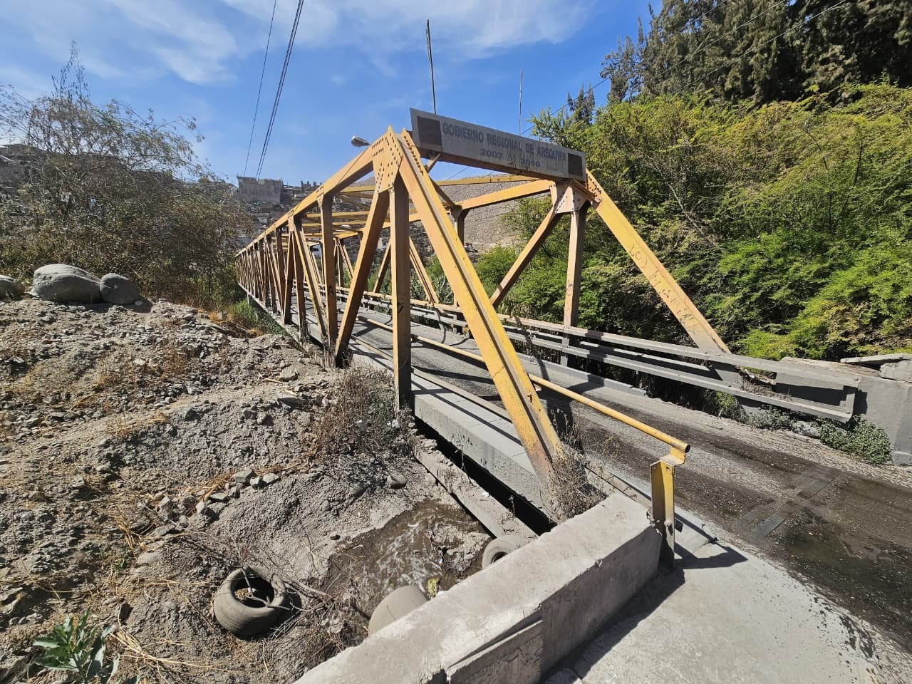 Vecinos alertan riesgo de colapso del puente de La Mansión.