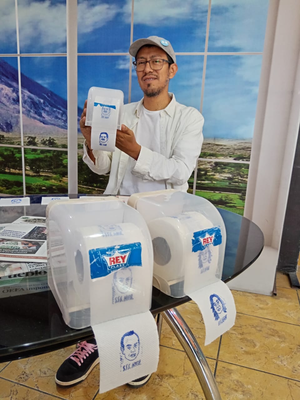 El papel higiénico como lienzo contra la inestabilidad política