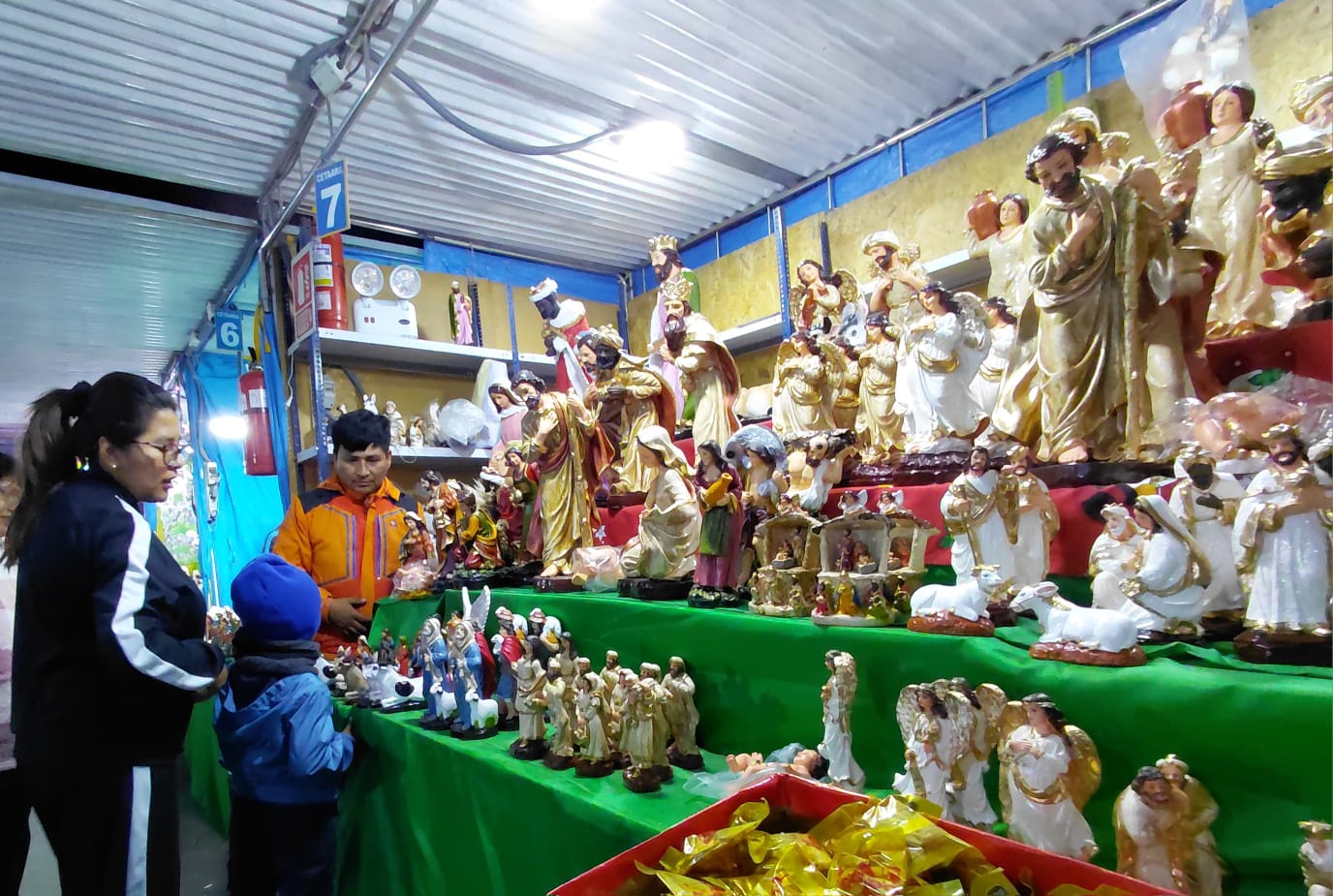 Nacimientos en cerámica, hueso y yeso para todos los gustos y bolsillos en el estadio Melgar