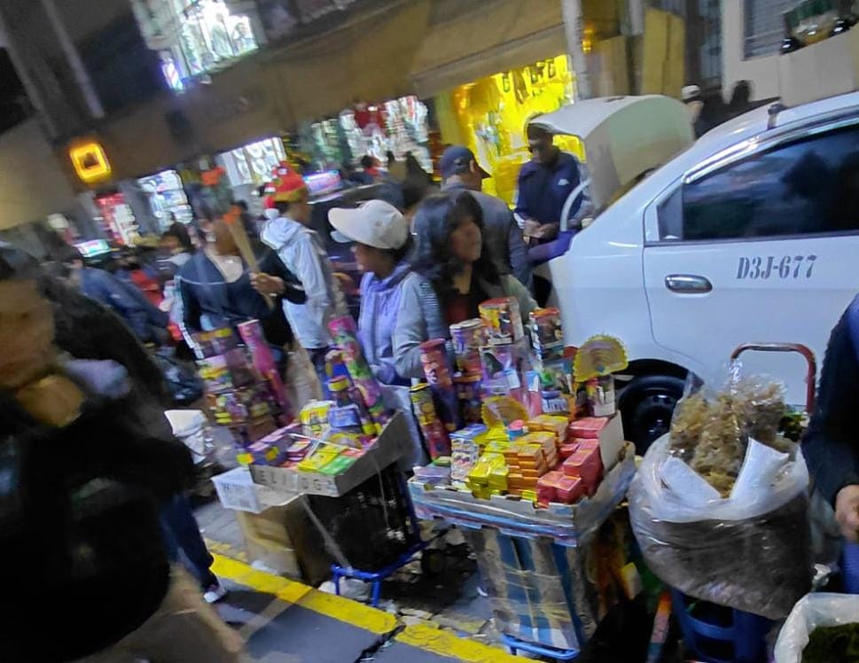 Venta de pirotecnia descontrolada en el Cercado