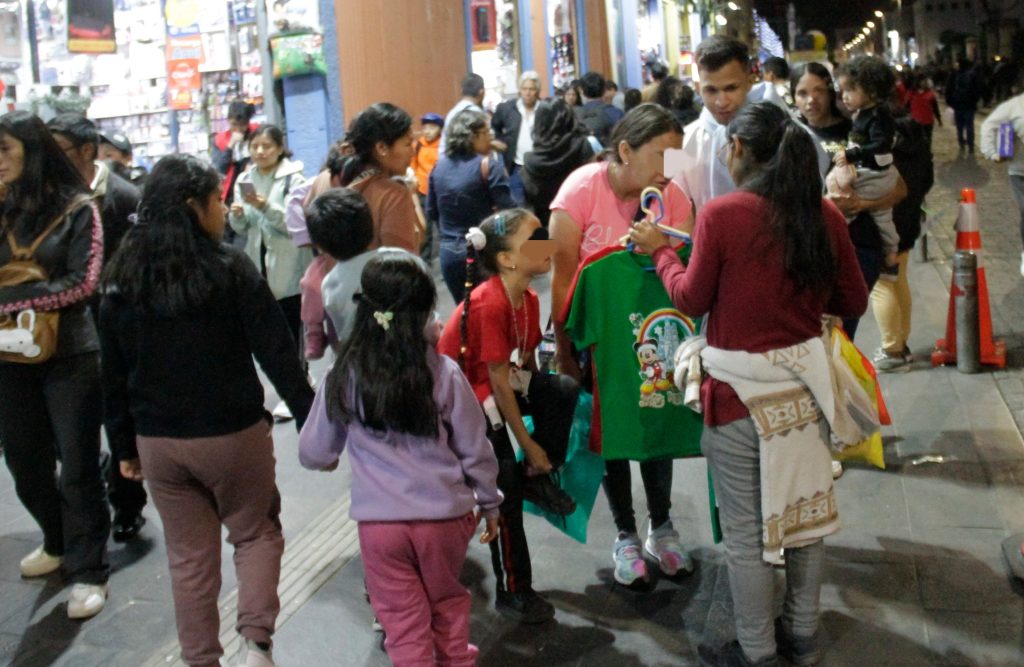 Formales exigen que ambulantes no se instalen frente a sus negocios
