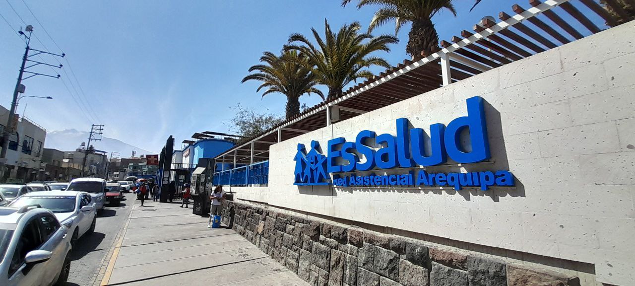 Trabajador pierde la vida luego de caer con retroexcavadora a barranco