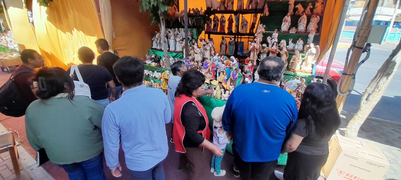 Ambiente navideño en el Cercado entre luces, adornos y ambulantes