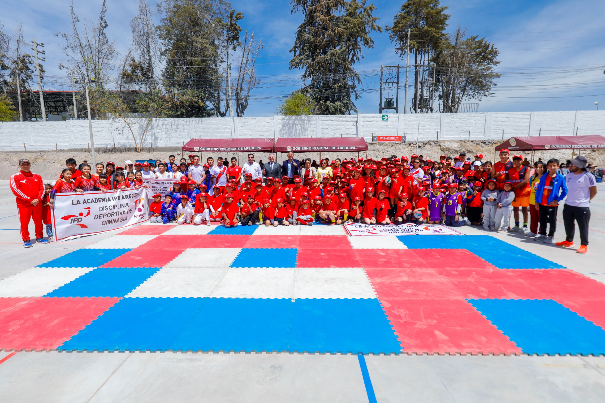Instalan red de desagüe en complejo deportivo de Cerro Juli