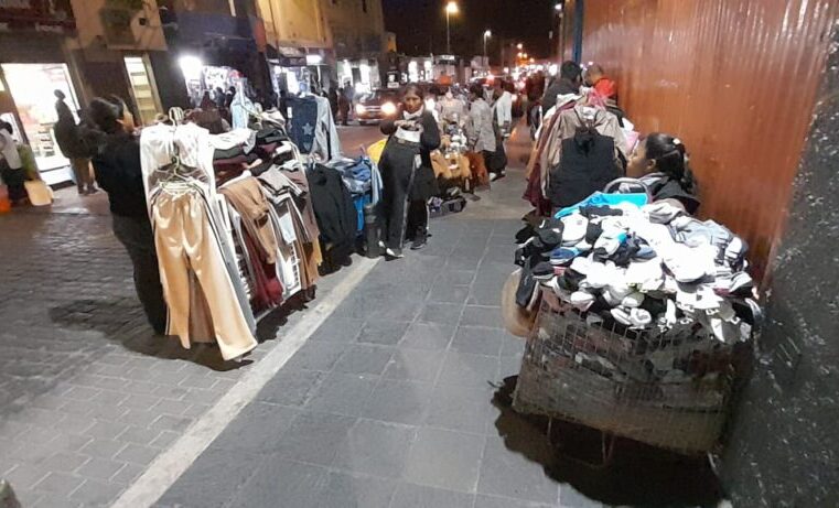 Ambulantes se adueñan de la vía pública y la dejan sucia