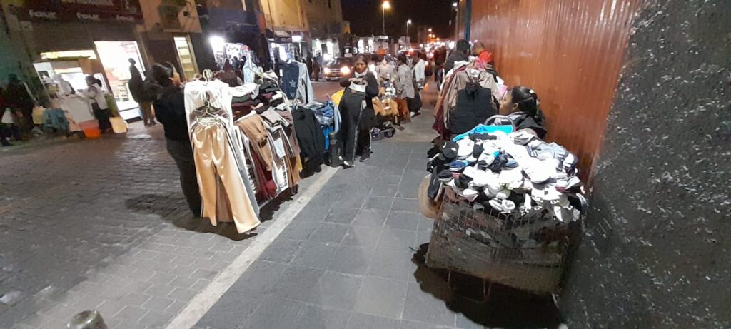 Ambulantes se adueñan de la vía pública y la dejan sucia