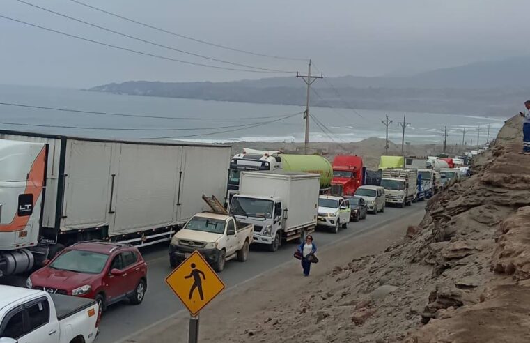 Mineros informales mantienen bloqueo de la Panamericana Sur en Ocoña