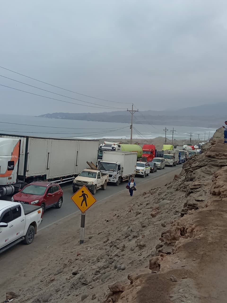 Mineros informales mantienen bloqueo de la Panamericana Sur en Ocoña