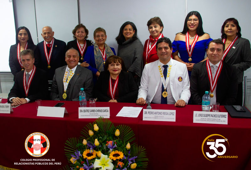 Relacionistas públicos y periodistas que solapan malas gestiones hacen daño a la sociedad