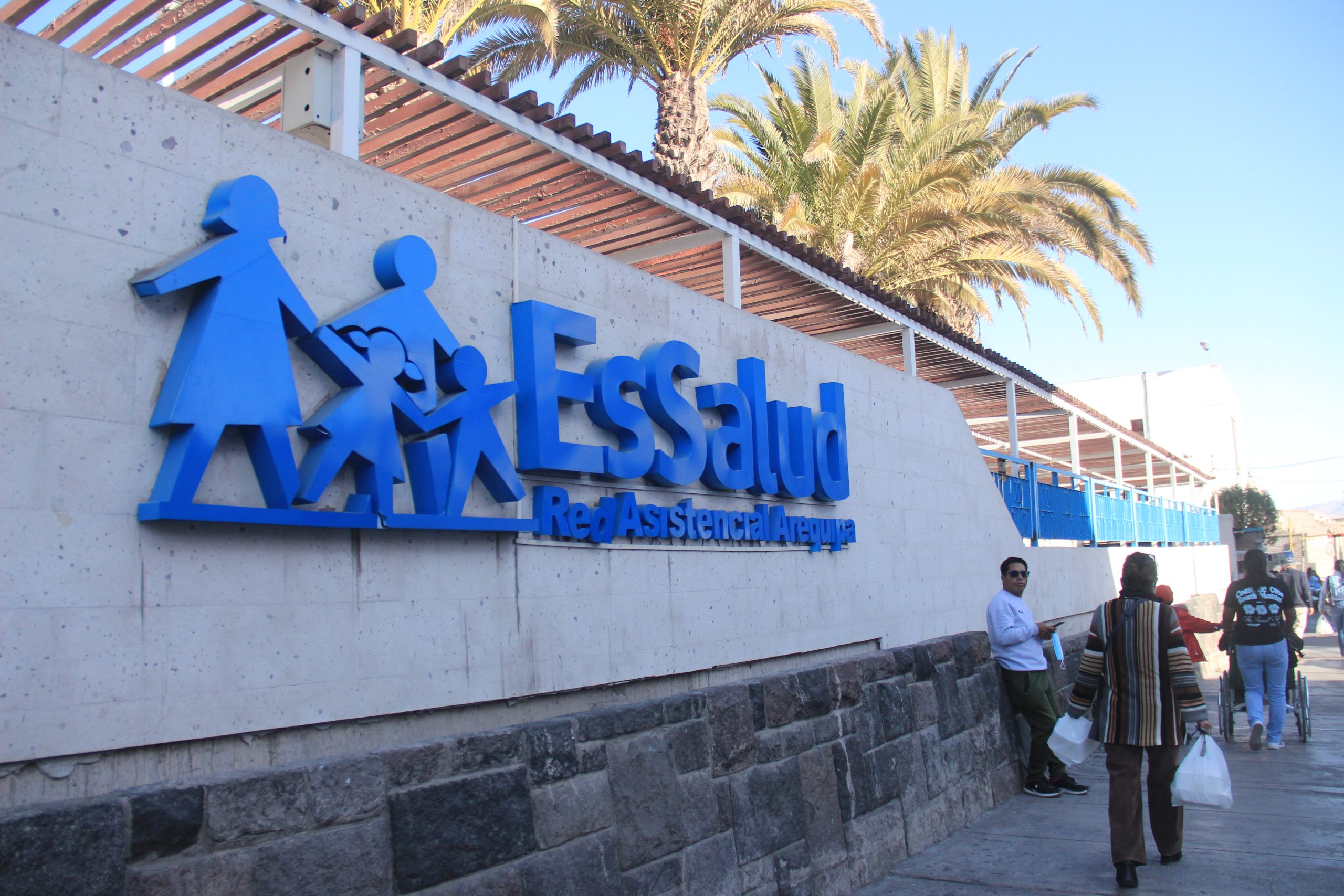 Pacientes con cáncer se quedan sin radioterapia en HNCASE de EsSalud