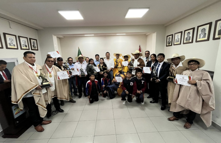 Municipalidad de Cayma premió a ganadores del corso de aniversario