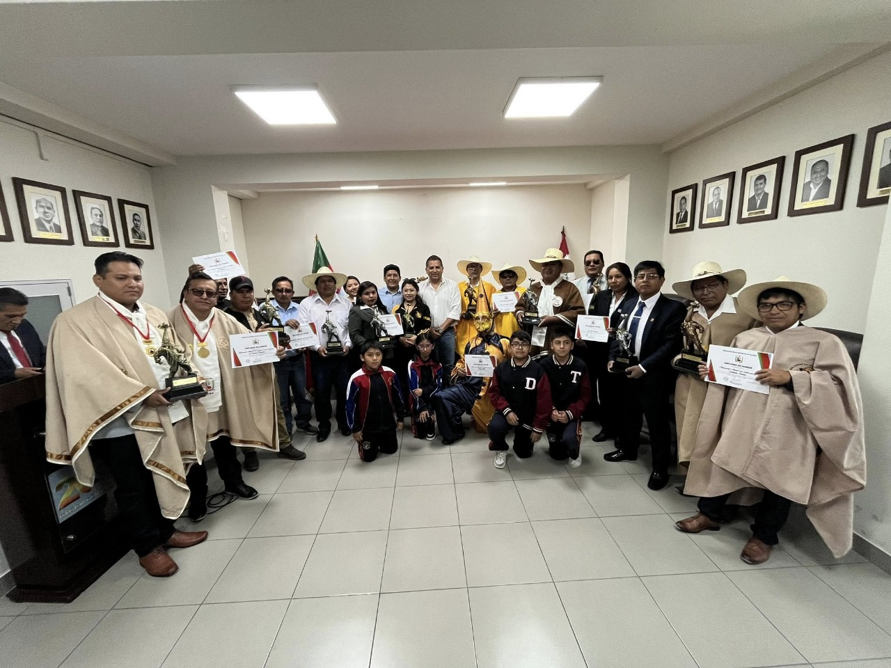 Municipalidad de Cayma premió a ganadores del corso de aniversario