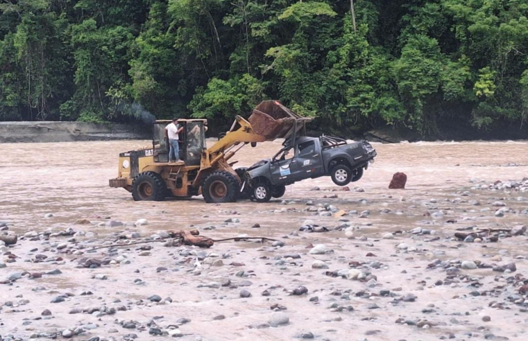 Huaico arrastra camioneta hasta el río Pozuzo y ocupantes se salvan