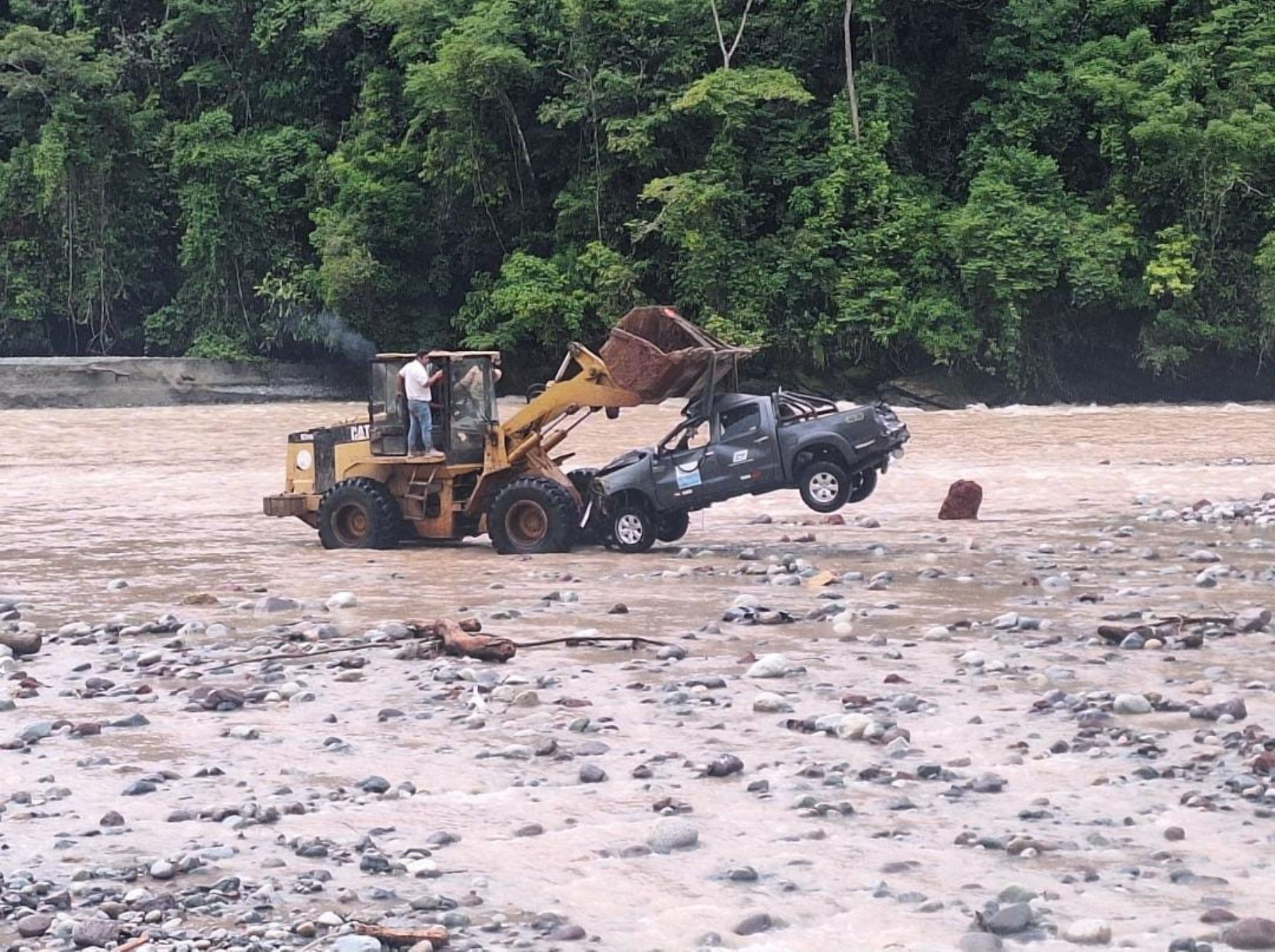 Huaico arrastra camioneta hasta el río Pozuzo y ocupantes se salvan